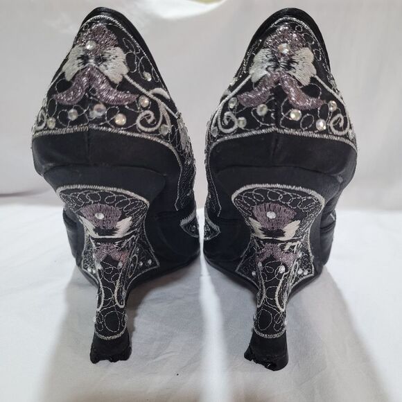 Qupid Elegant Black and Silver Embroidered Wedge Shoes - Picture 3 of 12
